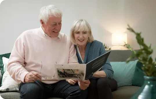 Coppia anziana felice che risparmia con Garaventa