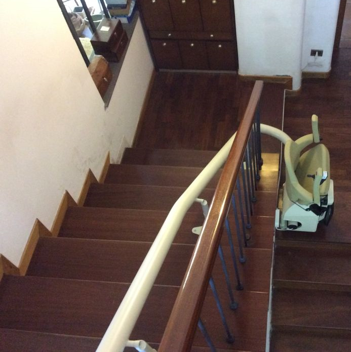 Montascale su scala in legno