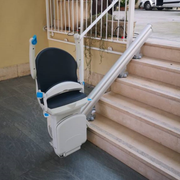 Montascale esterno per ingresso condominiale