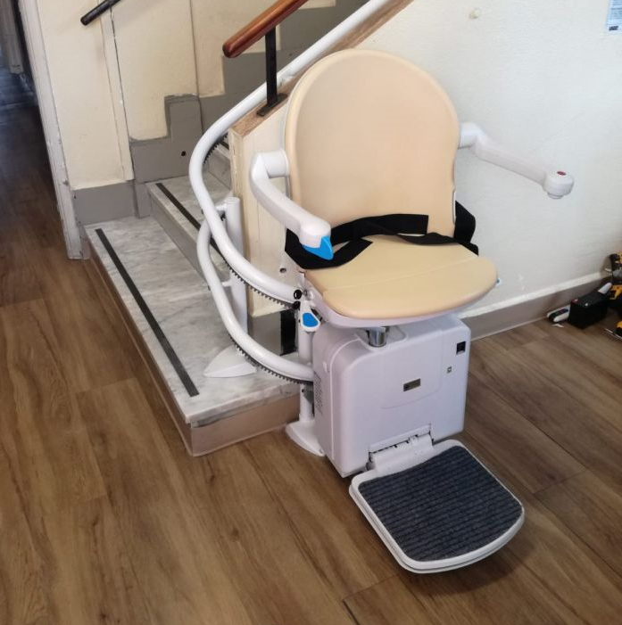 Montascale con binario doppio a doppio tubo
